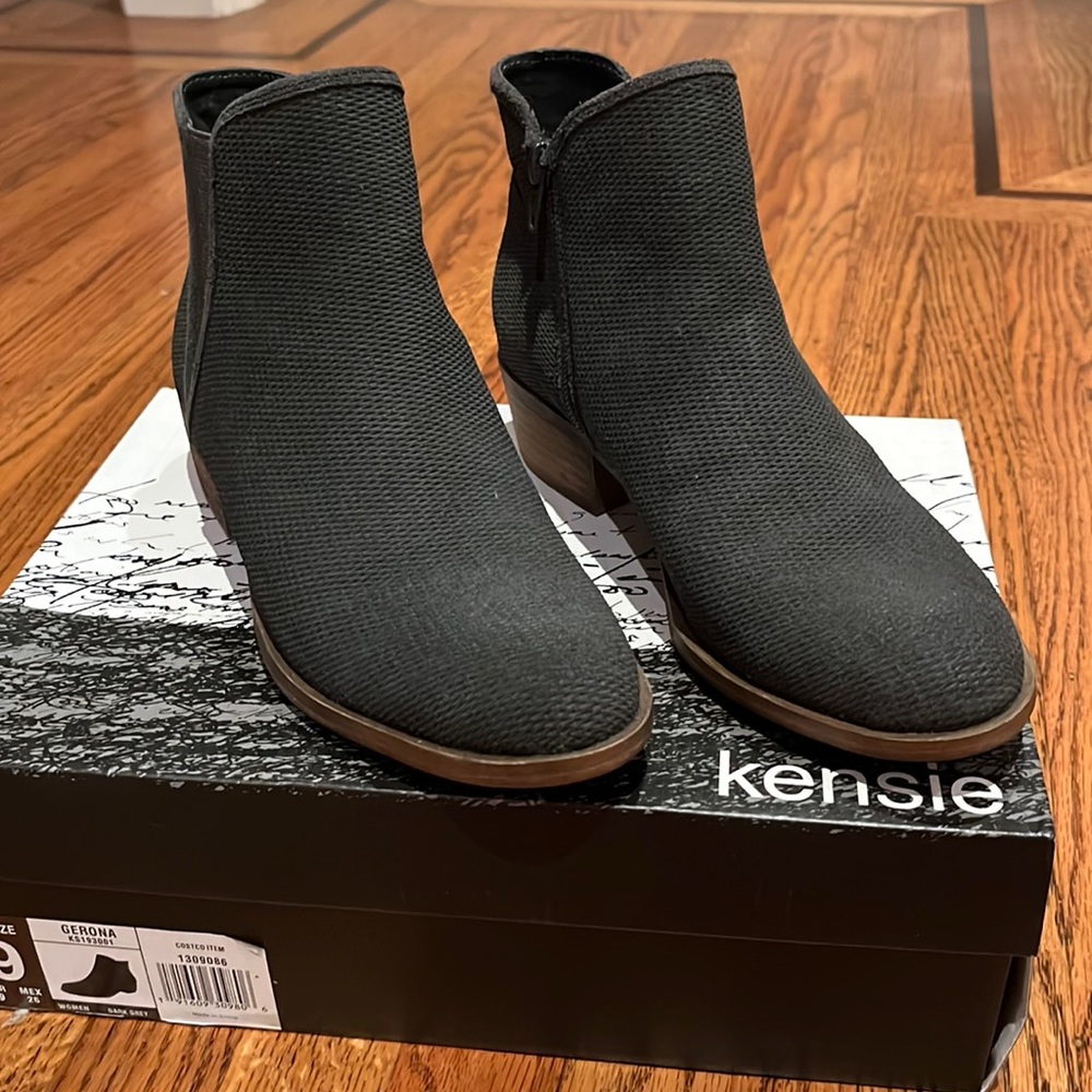 BNWT Kenzie Gerona booties in box!